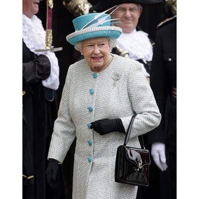 Queen Elisabeth mit ihrem Wegbegleiter: Der Launer-Handtasche