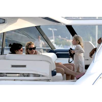 Kate Moss lässt den Busen blitzen