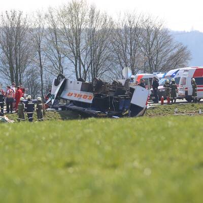 Bilder vom Schulbusunfall in Schwand