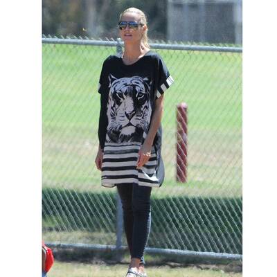 So stylish feuert Heidi ihre Kids am Fußballfeld an 