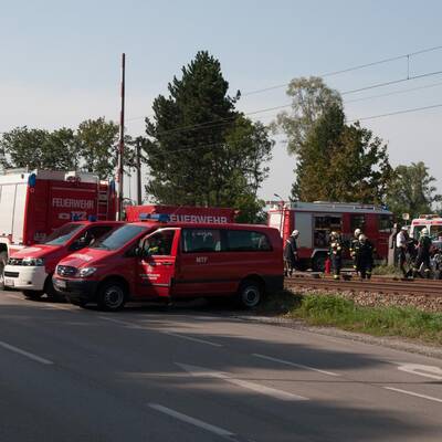 Zug crasht in Auto 