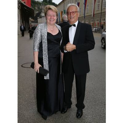 Elfenhaft:  Nicole Beutler setzt mit einem Brokat-Kleid in edlem Elfenbein einen noblen Trend.