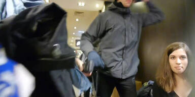 Pussy Riot in McDonalds attackiert