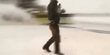 Schneepflug schneit Reporter ein