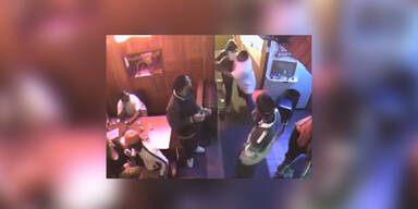Mutiger Bar-Gast entwaffnet Verrückten