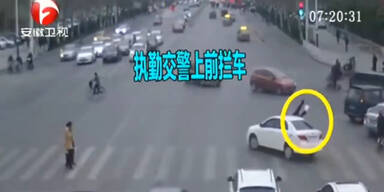 Betrunkener Autofahrer überfährt Polizisten