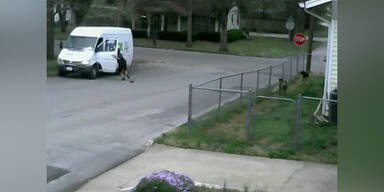 Postler rollt das Auto davon