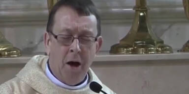 Singender Pfarrer verursacht G&auml;nsehaut