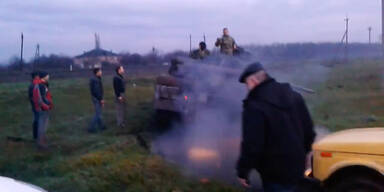 Zivilisten versuchen Panzer aufzuhalten