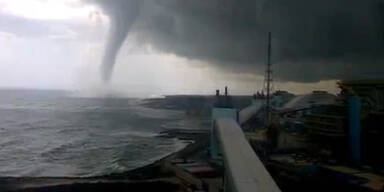 Riesige Wasser-Hose vor Strand in Italien