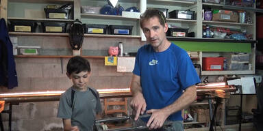 Vater testet selbst gebaute Achterbahn