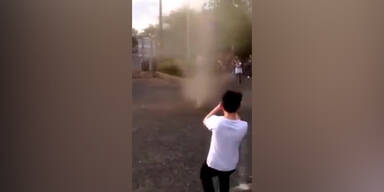 Staubteufel wirbelt &uuml;ber Spielplatz