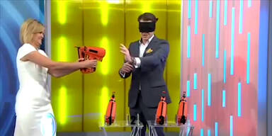 Frau schie&szlig;t sich fast in den Kopf