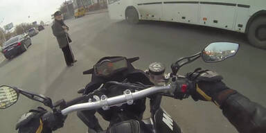 Biker hilft altem Mann über die Straße