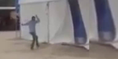 Betrunkener tanzt zur&uuml;ck in den Club