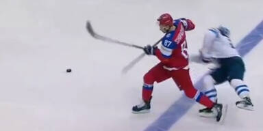 Vadim Shipachyov rammt Pekka Jormakka hart