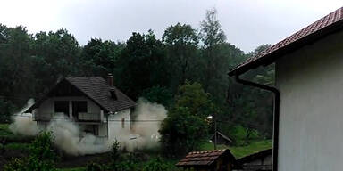 Haus stürzt wegen Erdrutsch ein