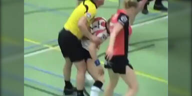 Geht dieser Schiedsrichter zu weit?