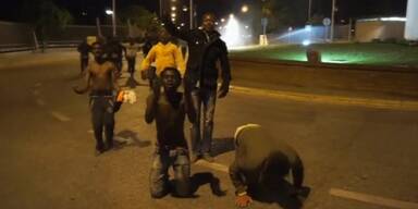 Hunderte Flüchtlinge dringen in Marokko ein