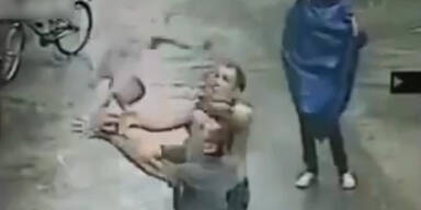 Dieser Mann f&auml;ngt ein fallendes Baby