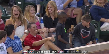 Junge gibt sexy M&auml;dchen den falschen Ball