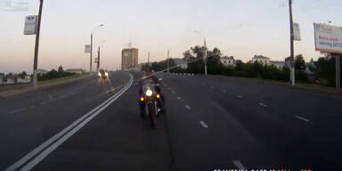 Unglaublicher Crash mit Motorradfahrer