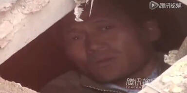 Mann fällt in Jauchegrube