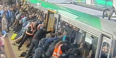 Passanten kippen Zug