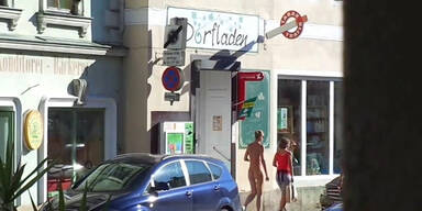 H&uuml;bsche nackte Frau auf offener Stra&szlig;e