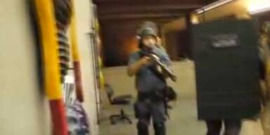 Polizei geht mit Schlagst&ouml;cken auf Demonstranten los