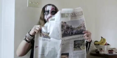 Babysitter spielt mit Kind