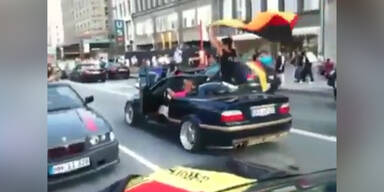 Deutscher f&auml;llt aus fahrendem Cabrio