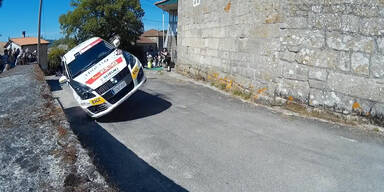 Rallye-Auto kurz vor dem Abheben