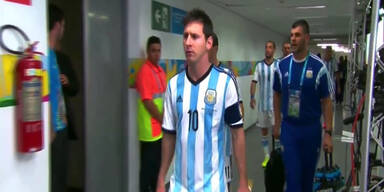 Messi ignoriert kleines Kind