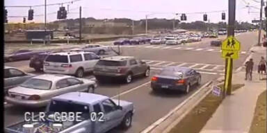 Motrradfahrer &uuml;berlebt Crash