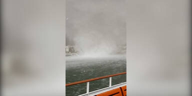 Wasserhose rei&szlig;t Schiffe um
