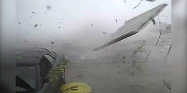 Tornado fegt über Tankstelle