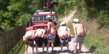 Feuerwehrmänner entblößen sich