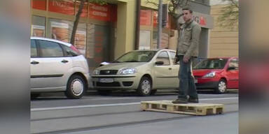 Skater fährt auf Schienen