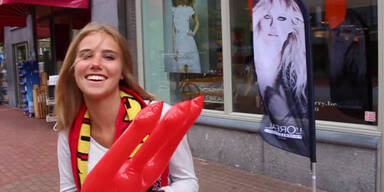 Sexy Belgien Fan erhält Werbevertrag