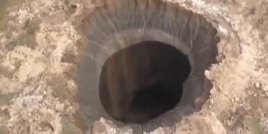 Riesiges Loch erscheint aus dem Nichts