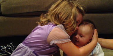 M&auml;dchen m&ouml;chte ihren Bruder jung