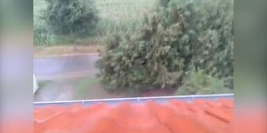 Das Unwetter von einem Dachfenster aus