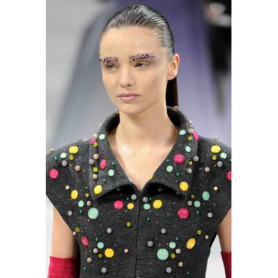 Stars mit betonten Augenbrauen