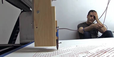 Mann druckt Selfie mit Eigenblut