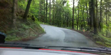 Auto bezwingt unglaubliche Steigung