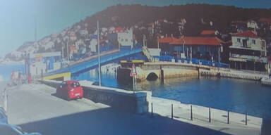 Auto springt über Brücke