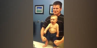 Baby spielt Muskelmann