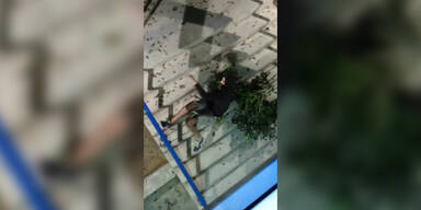 Mann st&uuml;rzt von Baum hinunter