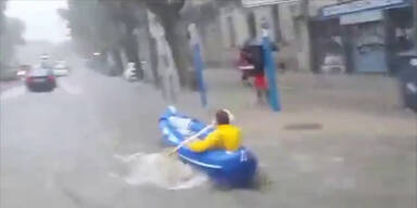 Beim Regen mit dem Kajak unterwegs